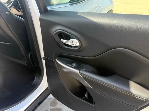 Used 2019 Jeep Cherokee Limited w/ Technology Group image 23