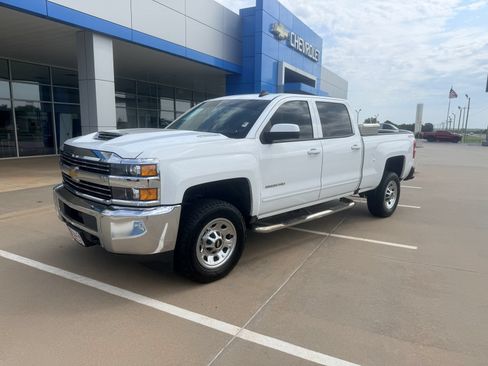 Used 2018 Chevrolet Silverado 2500 LT AWD/4WD image 2