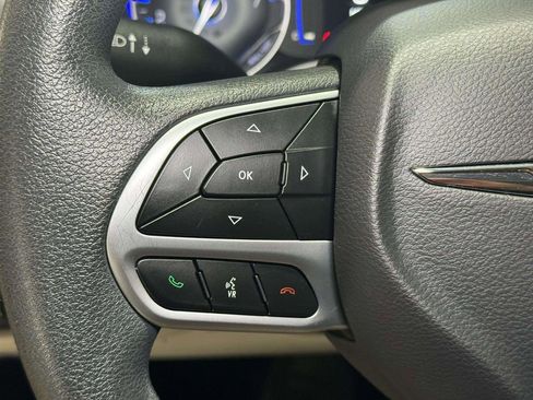 Used 2018 Chrysler Pacifica Touring Plus w/ Tire & Wheel Group FWD image 9