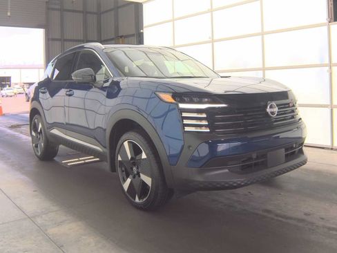 Used 2026 Nissan Kicks SR FWD image 2
