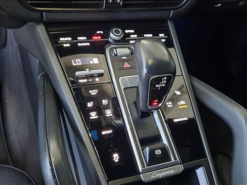 Used 2021 Porsche Cayenne AWD/4WD image 12