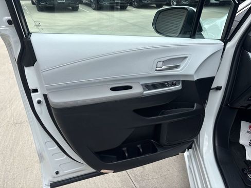 Used 2026 Toyota Sienna XLE FWD image 10