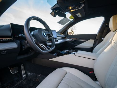 Used 2025 BMW i5 xDrive40 w/ M Sport Package image 11