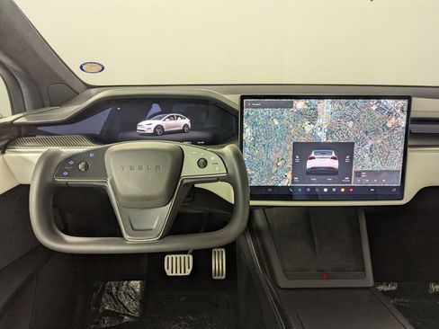 Used 2022 Tesla Model X Plaid image 6