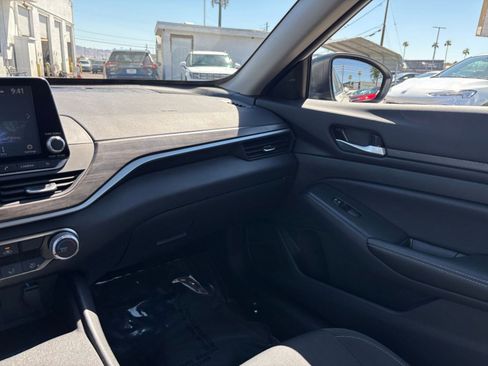 Used 2025 Nissan Altima 2.5 SV FWD image 35