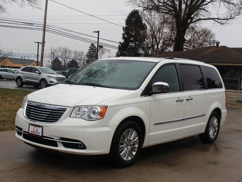 Used 2013 Chrysler Town & Country Limited w/ Trailer Tow Group image 5