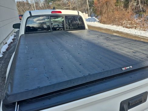 Used 2019 Toyota Tacoma SR5 w/ SR5 Appearance Package (SM) image 9