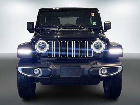 Used 2025 Jeep Wrangler Sahara image 3