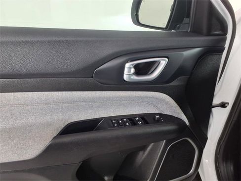 Certified 2023 Jeep Compass Latitude image 10