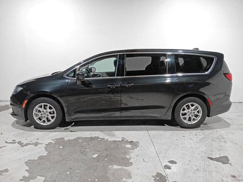 Used 2023 Chrysler Voyager LX image 4