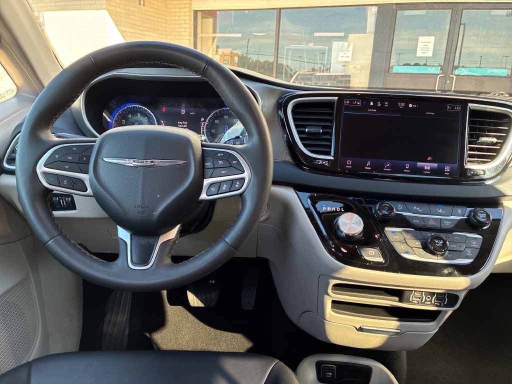 Used 2024 Chrysler Pacifica Touring-L FWD image 14