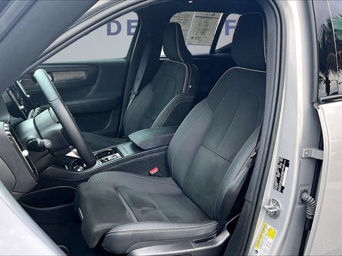 Used 2023 Volvo XC40 B4 Ultimate w/ Protection Package Premier FWD image 21