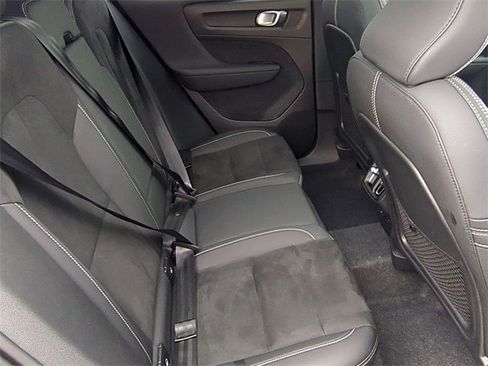Used 2025 Volvo XC40 B5 Plus image 19