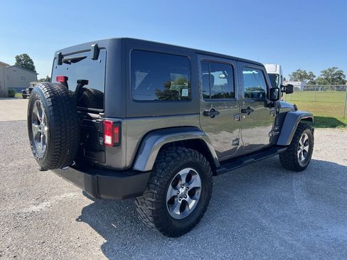 Used 2018 Jeep Wrangler Unlimited Sahara w/ Connectivity Group AWD/4WD image 8
