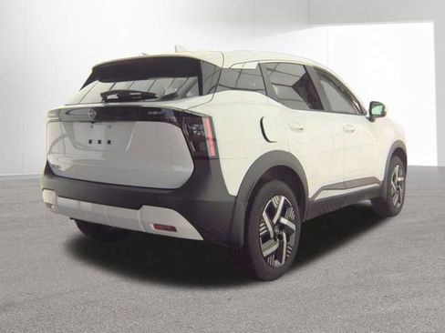 Used 2025 Nissan Kicks SV image 2