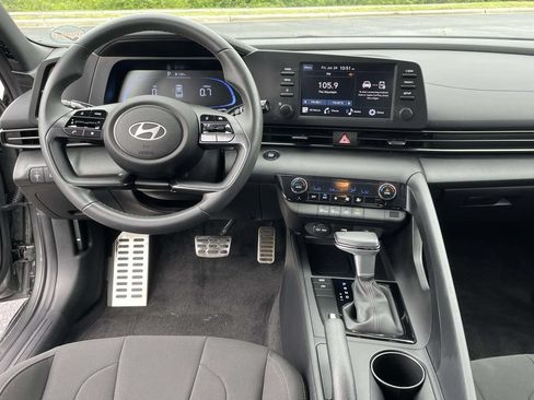Certified 2025 Hyundai Elantra Sport FWD image 4