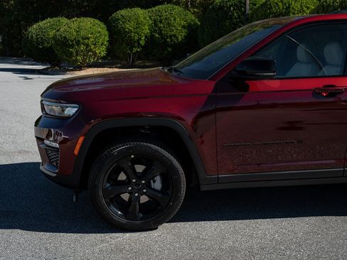 New 2025 Jeep Grand Cherokee Limited w/ Luxury Tech Group II image 4
