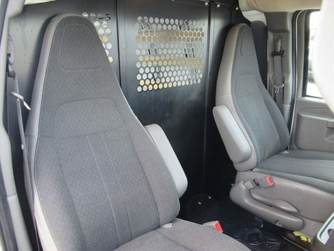 Used 2024 GMC Savana 2500 w/ Driver Convenience Package image 9