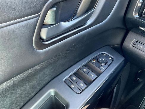 Used 2024 Nissan Pathfinder SV image 38