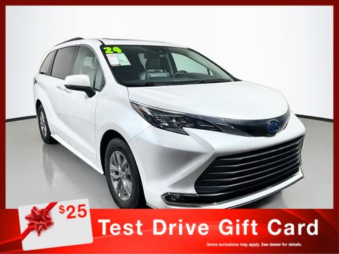 Used 2024 Toyota Sienna XLE FWD image 1