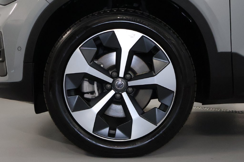 Used 2024 Volvo XC40 B5 Plus AWD/4WD image 34