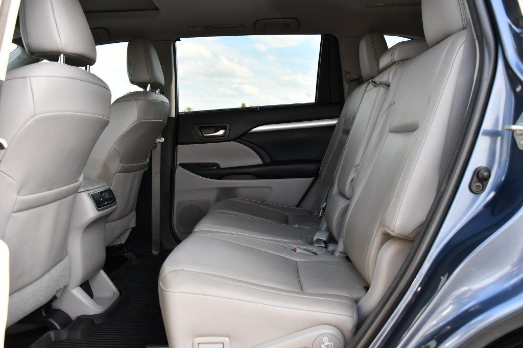 Used 2018 Toyota Highlander XLE AWD/4WD image 18