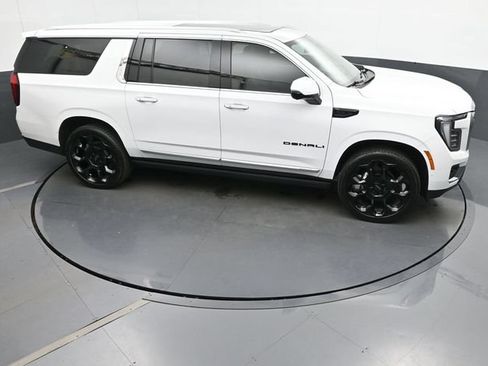 Used 2025 GMC Yukon XL Denali AWD/4WD image 42