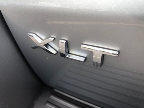 Used 2020 Ford Expedition XLT w/ Equipment Group 202A AWD/4WD image 16