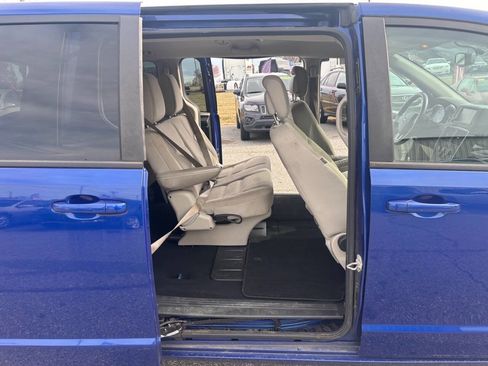 Used 2018 Dodge Grand Caravan SE w/ UConnect Hands-Free Group image 17