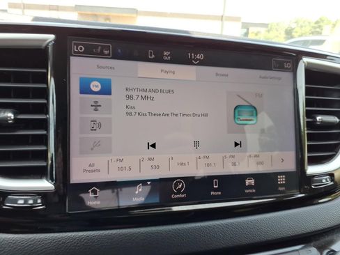 Used 2024 Chrysler Pacifica Touring-L FWD image 16