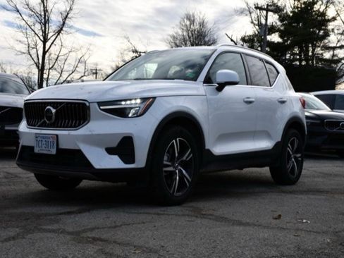 Certified 2025 Volvo XC40 B5 Core image 3