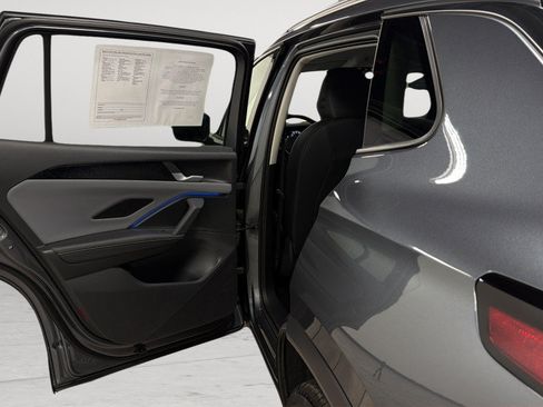 Certified 2025 Volkswagen Tiguan SE FWD image 28