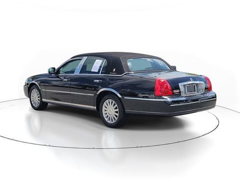 Used 2004 Lincoln Town Car Signature RWD image 3