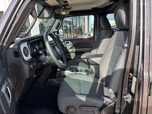 Used 2025 Jeep Wrangler Unlimited Sahara AWD/4WD image 27