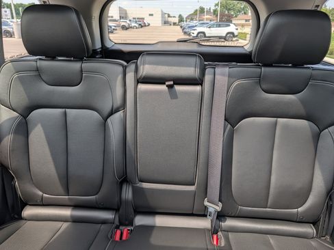 Used 2023 Jeep Grand Cherokee Limited w/ Luxury Tech Group II AWD/4WD image 17