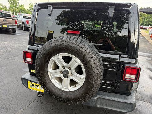 Used 2022 Jeep Wrangler Unlimited Sport w/ Sun And Sound Package AWD/4WD image 17