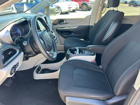 Used 2021 Chrysler Pacifica Touring FWD image 27