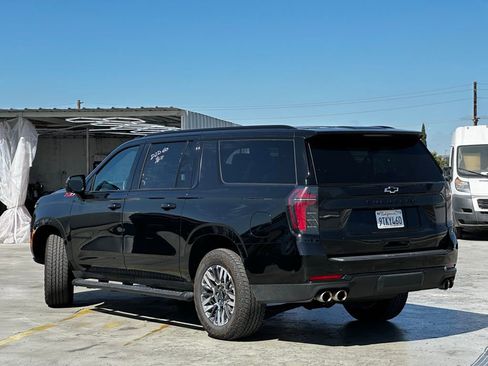 Used 2025 Chevrolet Suburban Z71 AWD/4WD image 2