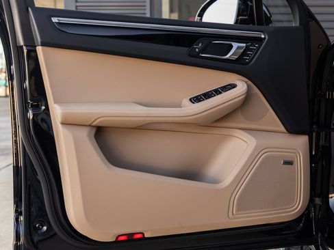 Certified 2026 Porsche Macan AWD/4WD image 20