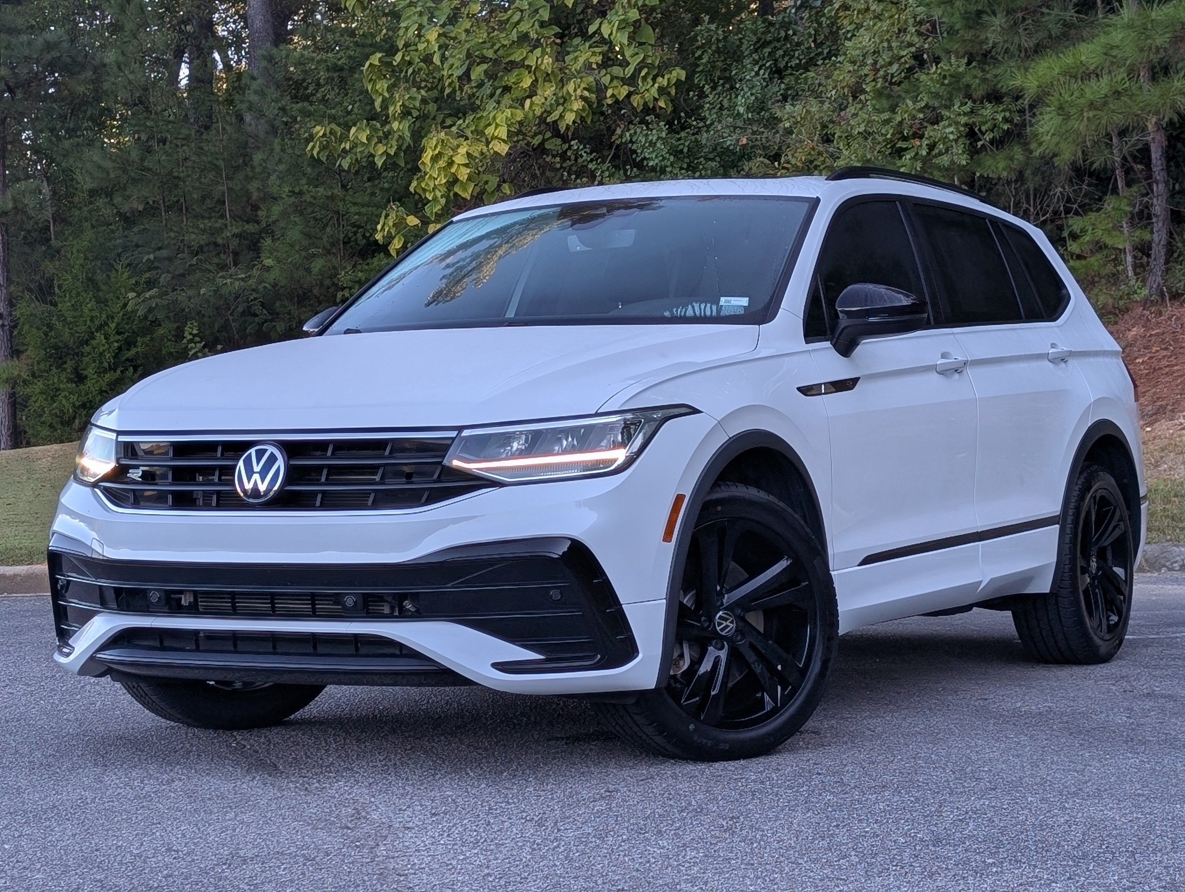 Used 2023 Volkswagen Tiguan SE R-Line FWD image 4
