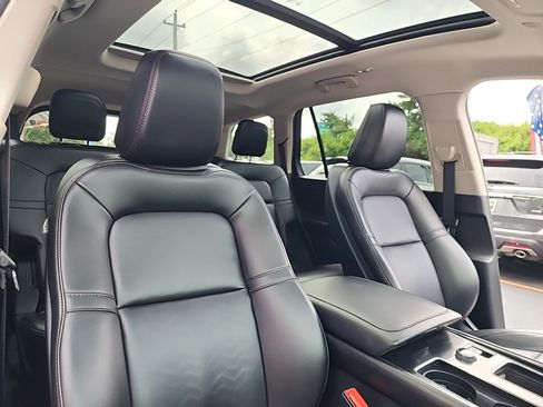 Used 2022 Lincoln Aviator AWD w/ Premium Package image 39