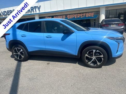 Used 2024 Chevrolet Trax RS w/ Driver Confidence Package FWD image 2