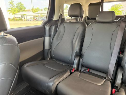 Used 2026 Kia Carnival FWD image 42