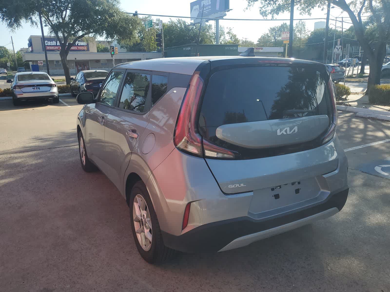 Used 2025 Kia Soul LX w/ LX Technology Package FWD image 4