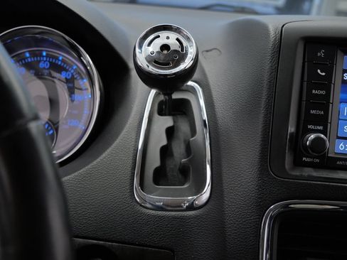 Used 2014 Chrysler Town & Country Touring FWD image 25
