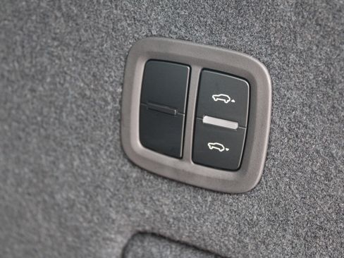 Certified 2025 Porsche Cayenne AWD/4WD image 38