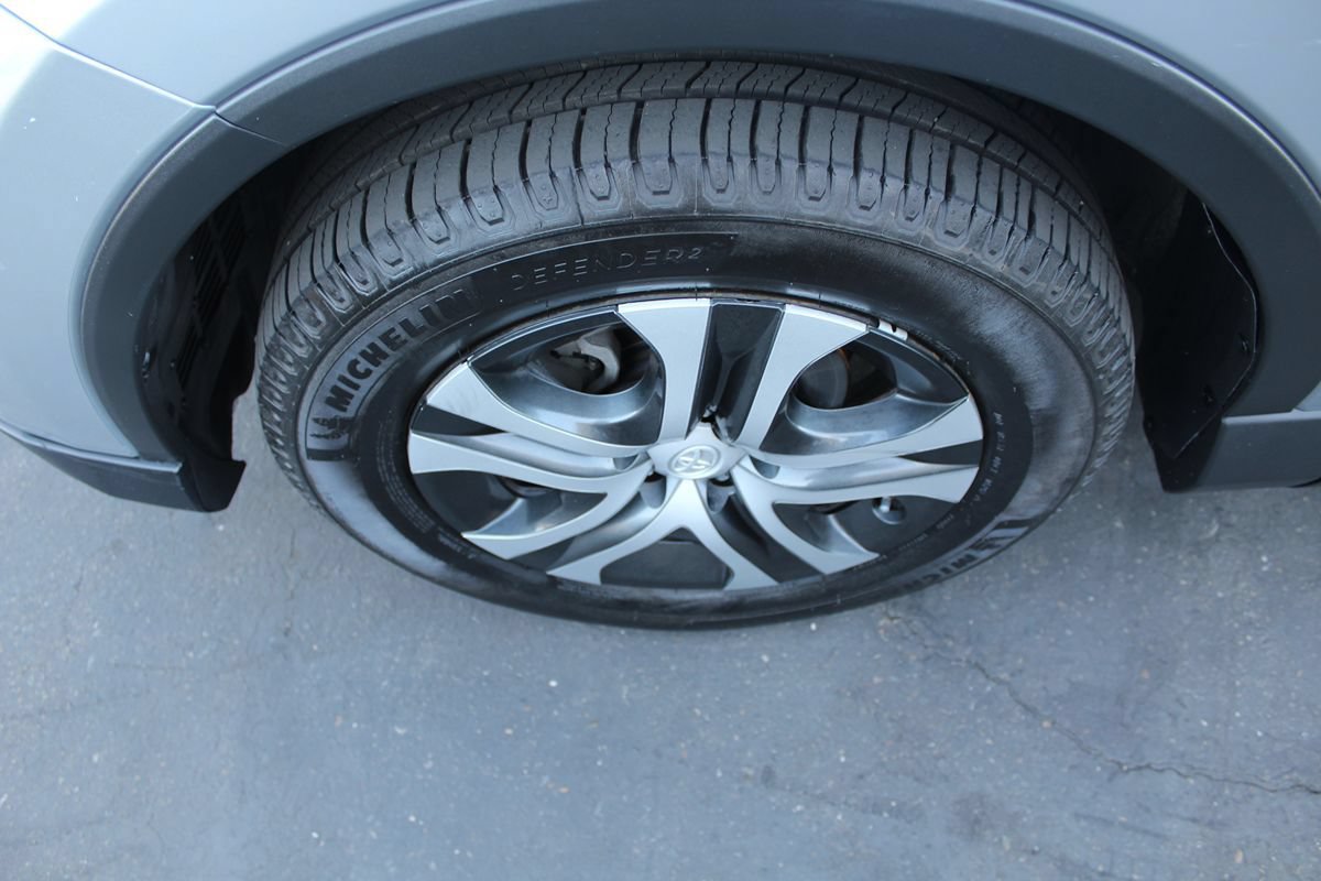 Used 2018 Toyota RAV4 LE FWD image 11