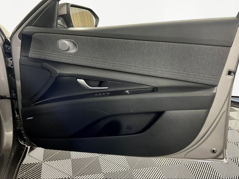 Certified 2022 Hyundai Elantra Limited w/ Preferred Accessory Package FWD image 27