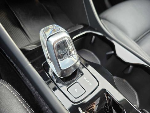 Used 2025 Volvo XC40 B5 Plus image 36