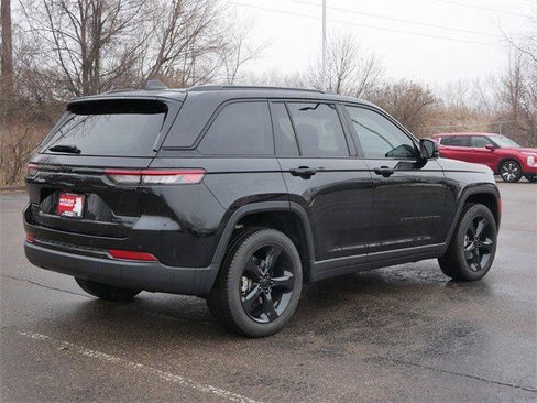 Used 2023 Jeep Grand Cherokee Limited w/ Black Appearance Package image 7